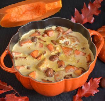 Gratin crémeux de potimarron et châtaignes servi dans une cocotte en forme de citrouille.
